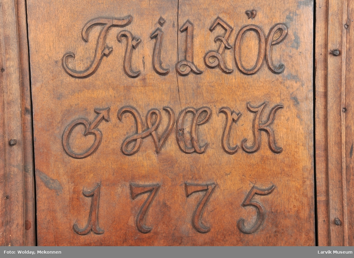Tekst: G.A.T. i midten; krone og Fritzöe "hannsymbol" Wærk 1775