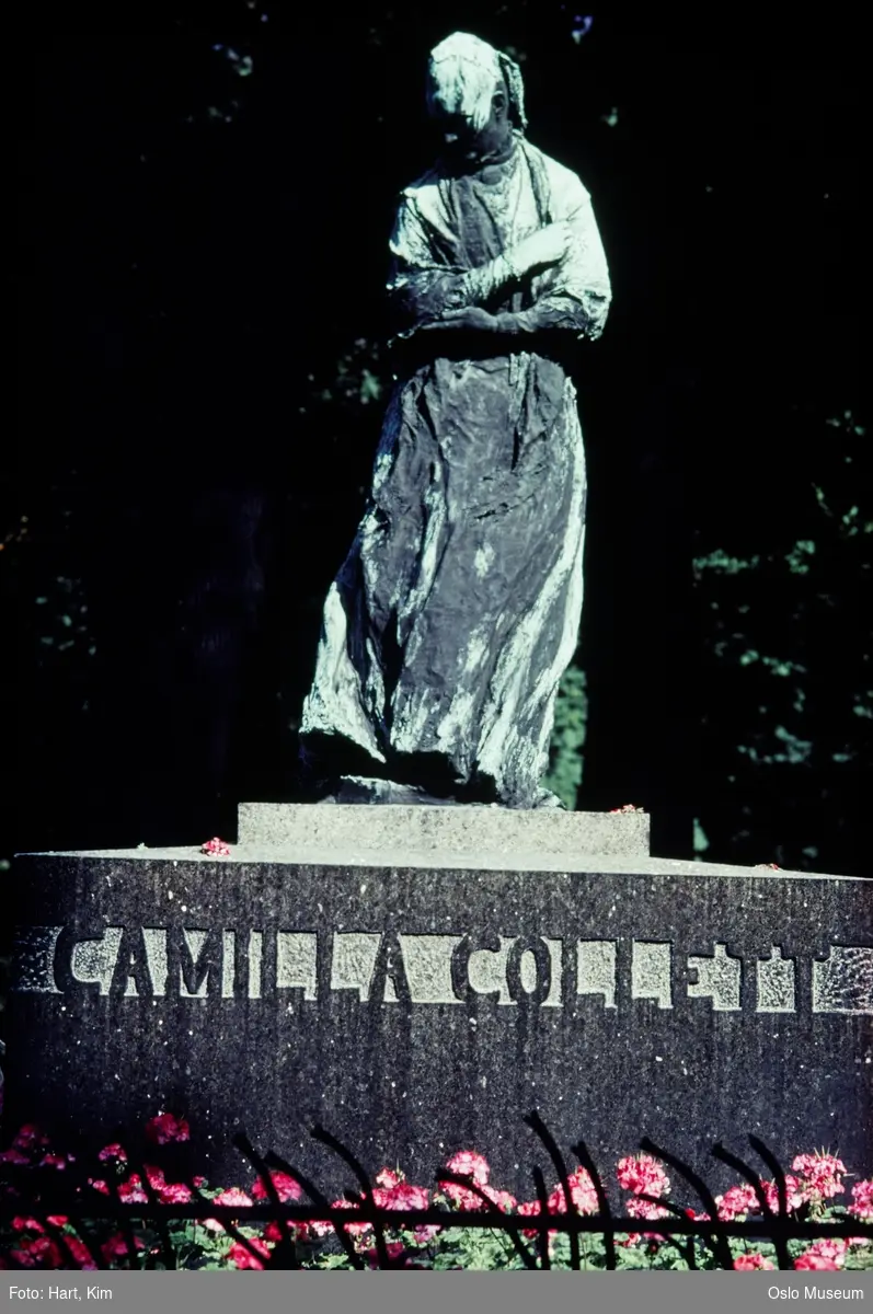 Camilla Collett-statuen, blomster, park