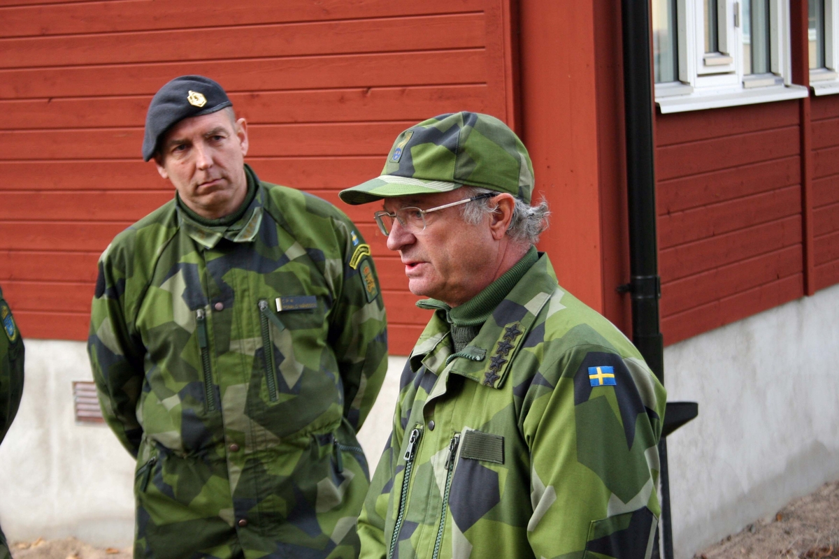 H M Konungen och Rikshemvärnschefens inspektion av Hemvärnet i Skaraborg 2007-10-27. Chefen för Skaraboprgs regemente Ronald Månsson och H M Konungen.