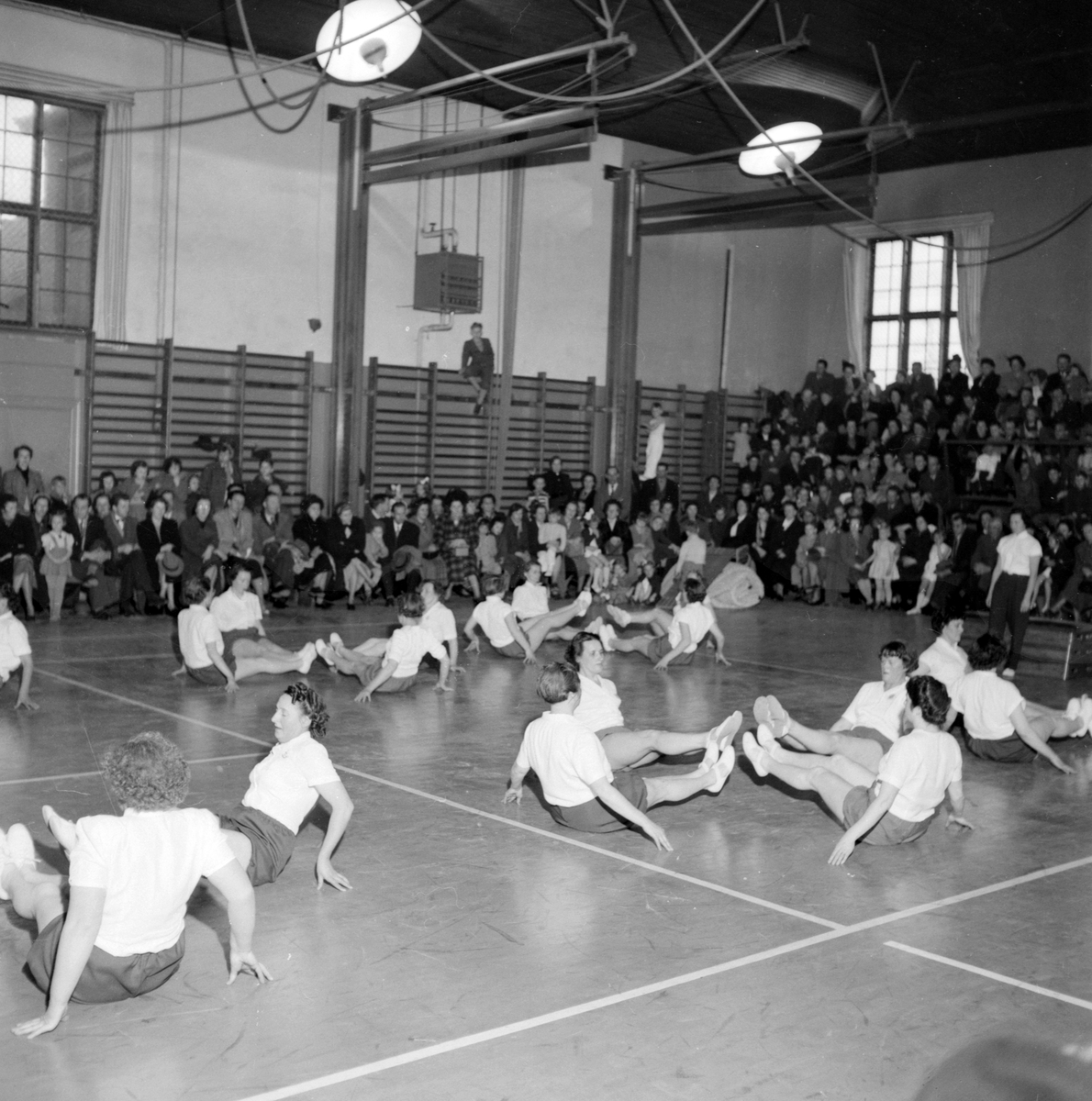 Kvinnliga medlemmar i ABF håller gymnastikuppvisning i Lv 2-hallen 1953.