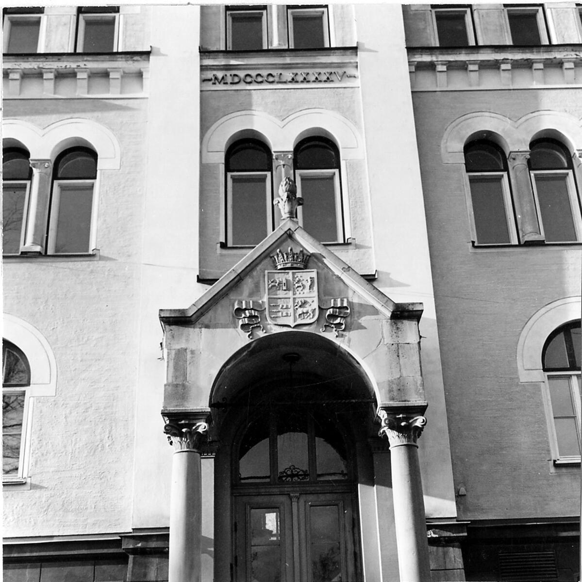 Gamla dövstumskolan, ombyggd till Kiörningsskolan 1975.
