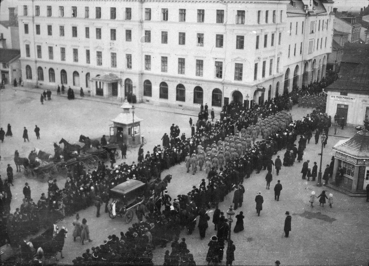 Begravningståg för militära flygarna Nils Rodéhn och Rudolf Hedenblad passerar Stora Torget i Linköping, 8 februari 1920. Vy ovanifrån.