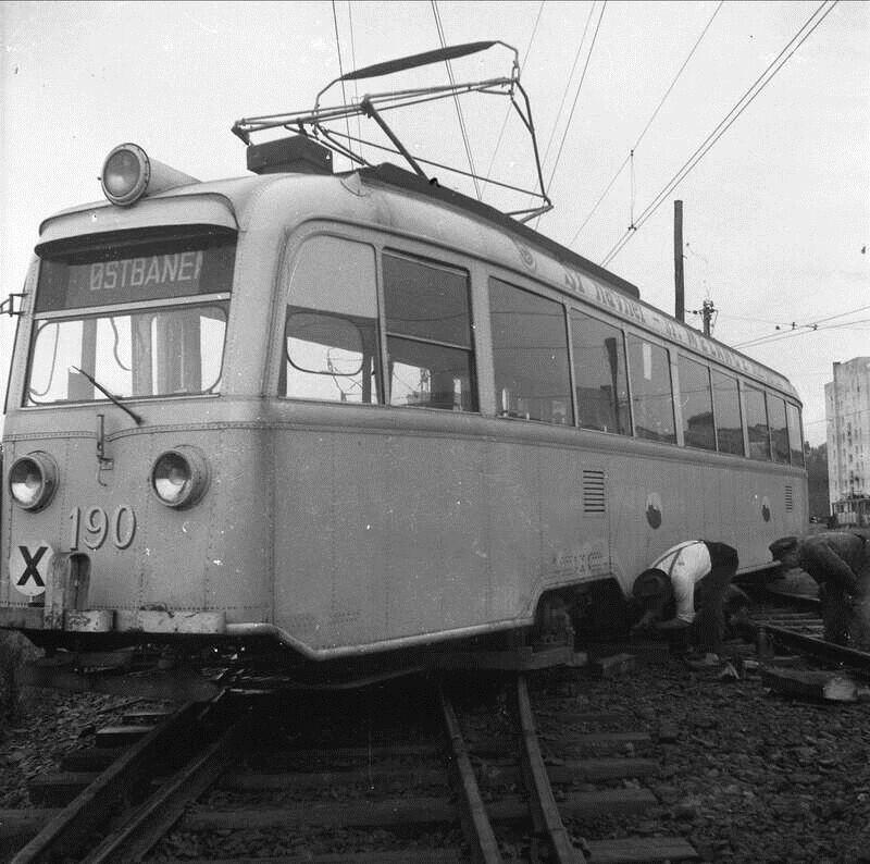 Vogn fra Oslo Sporveier, B1 190, LØB, fotografert etter avsporing på Helsfyr. 