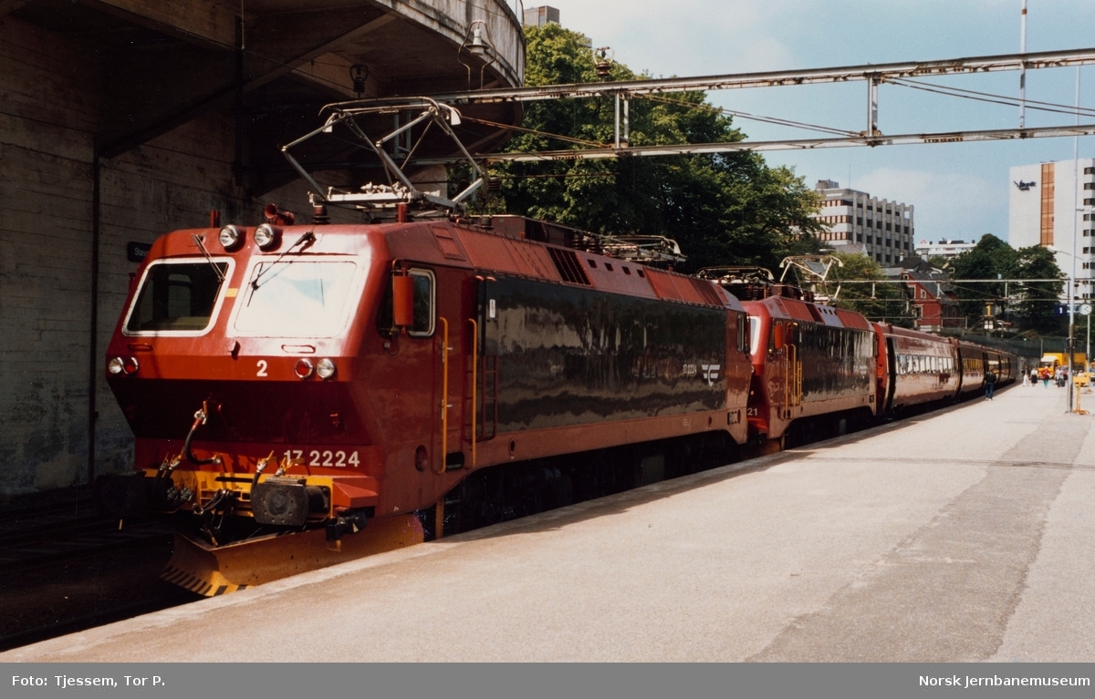 Elektrisk lokomotiv El 17 2224 og 2221 med ekspresstog til Oslo, tog 74, på Stavanger stasjon