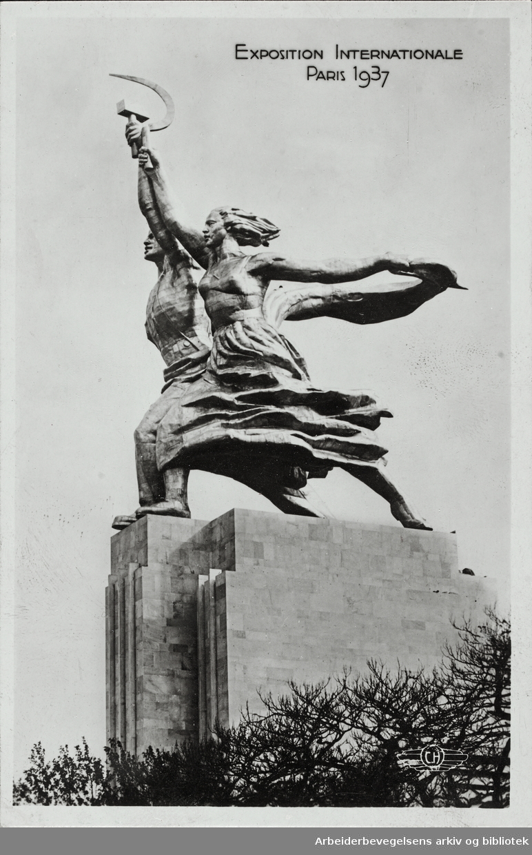 Sovjetunionens paviljong på Verdensutstillingen i Paris i 1937, tegnet av arkitekt Boris Iofan. Skulpturen ble laget av Vera Mukhina og framstilte en industriarbeider og en kvinnelig kolkhoz-arbeider som sammen løftet hammeren og sigden. Postkort. Arbeidermagasinet/Magasinet for Alle