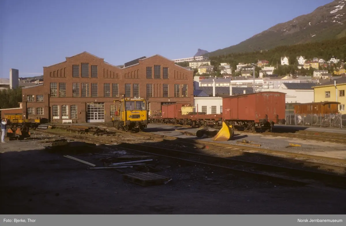 Rullende materiell på verkstedområdet i Narvik - lastetraktor, godsvogner og internvogner
