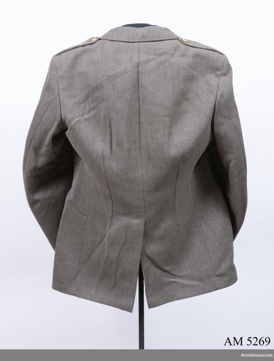 Stl 96 II. Av samma snitt som uniform m/1939. Daglig dräkt av gråbrungrönt  tyg och bärs till mörkt gråbrungröna byxor. Tjänstetecken mattförgyllda.