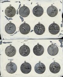 Sort-hvitt-bildet viser 16 medaljer for ulike idretter.