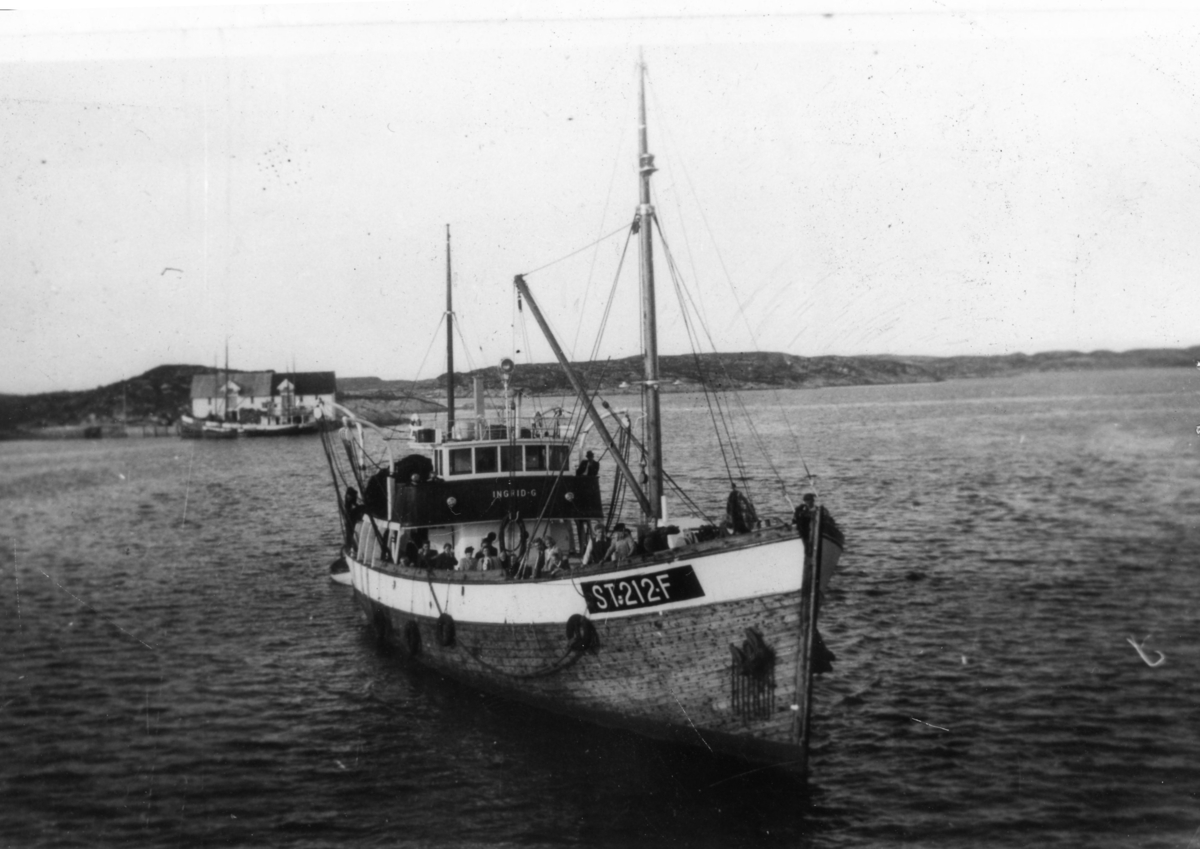 Sildefiskebåt M/S Ingrid G ved kaia på Ansnes, Hitra i 1948