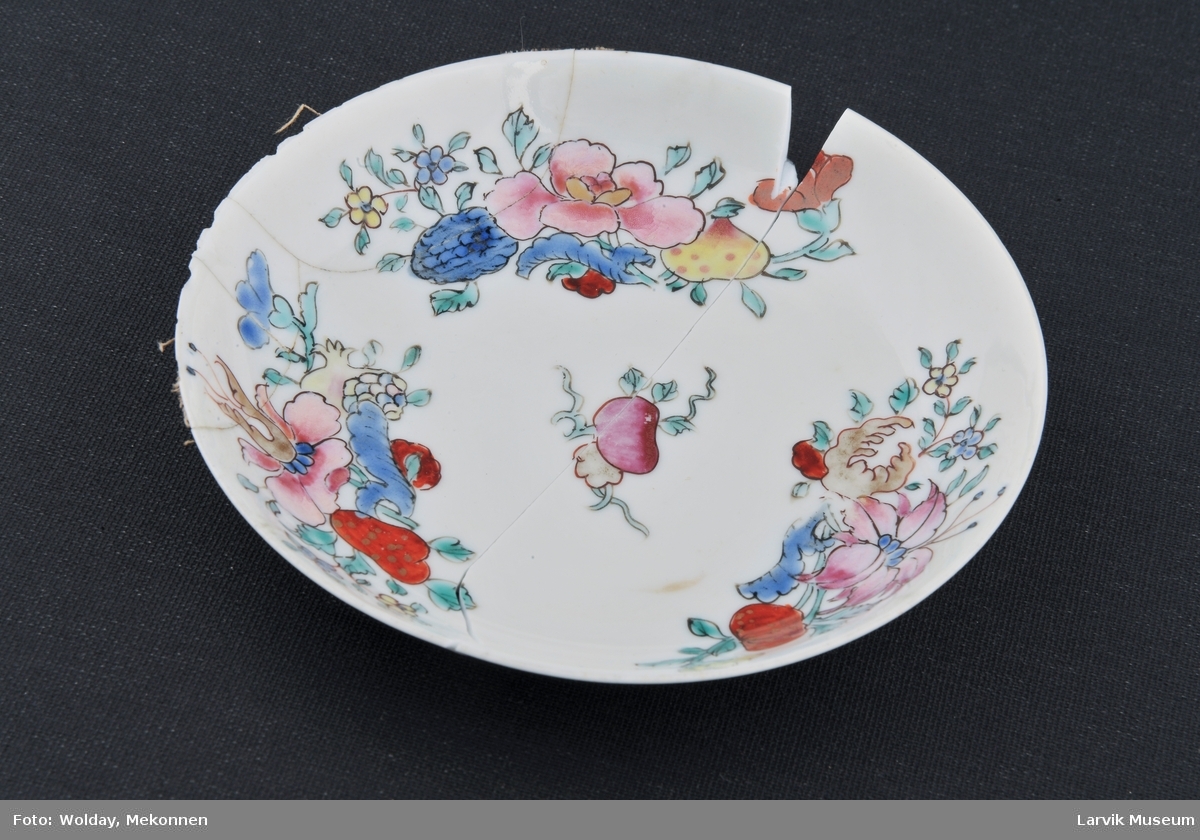 Form: kinesiske blomstermotiver i pastellfarver på hvit bunn,svært tynt porselen, oppheng i ståltråd m/heftplaster (?) fra baksiden. 2 deler
