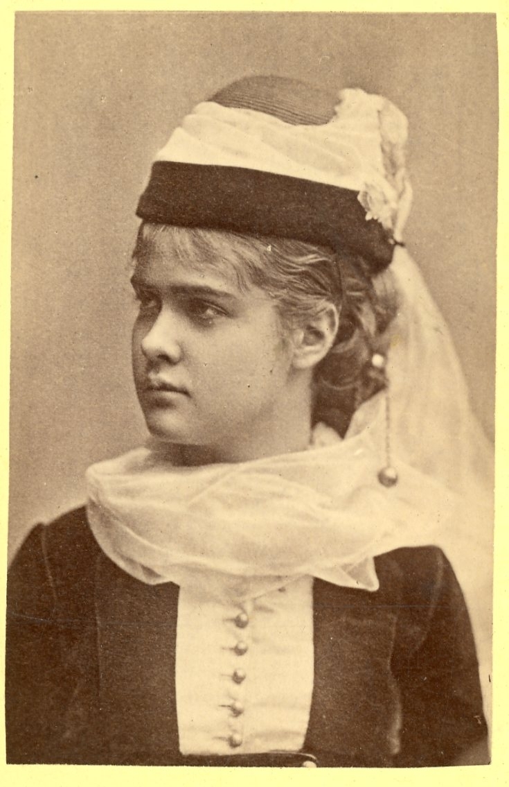 Kabinettsfotografi av en ung kvinna med hatt.