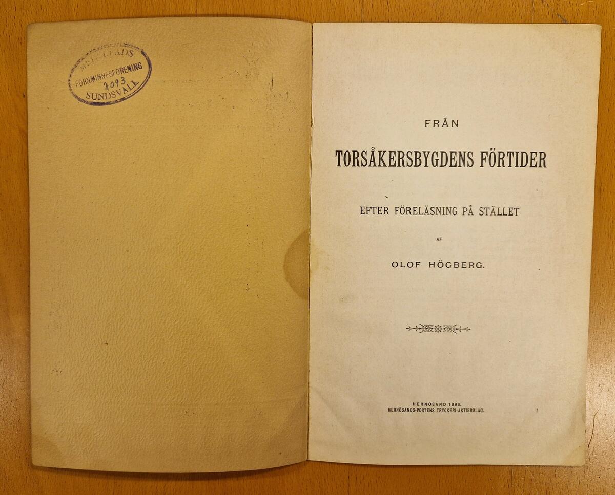 Arkivkartong.
1. Katalog No 250 A/B B.A. Hjorth &Co. 28 sidor. Gåva av AB Fröberg & Sjöberg Sundsvall 3/7 1963. Tryckår 1912.
2. Information om bagarskrået.
3. Information: "All åverkan af egendom o.s.v." Sundsvall den 1 maj 1914.
4. Plakat om planteringarne.
5. Fotografi av Östbergsgården. Högbergsrummet. Fotos: Haglund SCA sept. 1956.
6. Dito.
7. Dito.
8. Dito. 
9. Dito. 
10. Olof Högbergs arbetsrum i Finnkyrka.
11.Finnkyrka, Njurunda. Fotograf: Conny Grees, Bunsta. 
12. Förstoring av fotografi. Se MFF 12033 + MFF12034.
13. Kuvert innehållande: "Olof Högberg Torsåkersbygdens Förtider."
14. Fotografi av okänt teatersällskap.
15. Fotografi av tre okända skådespelare.
16. Fyrsidig information om planhyfvel no 13.
17. Sex sidor om planhyvlar.
18. MFF5825.
19. MFF5824.
20. MFF5826.
21. MFF5823. 
