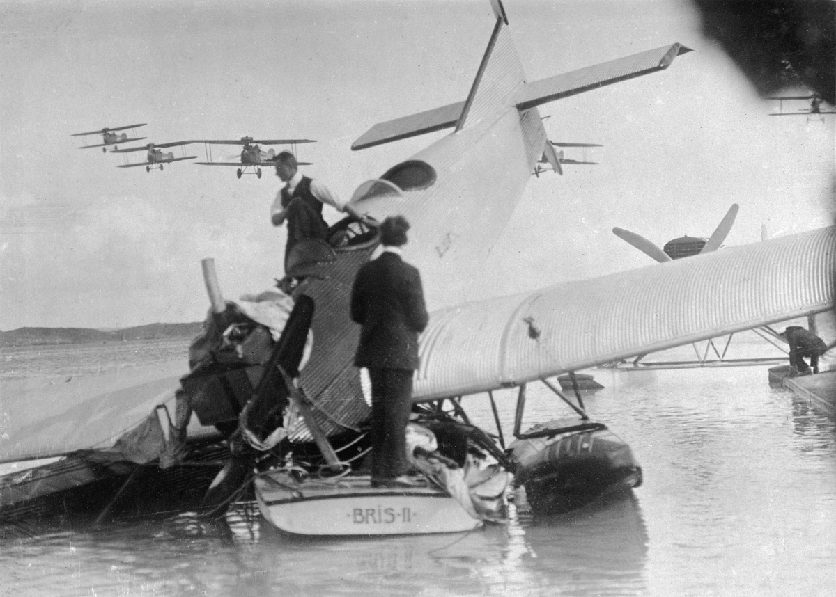 Haveri. Civilt flygplan Junkers A 20 har kolliderat med en segelbåt, Bris II vid Internationella luftfartsutställningen ILUG i Göteborg, 1923. I bakgrunden syns en militär flyguppvisningsgrupp med flygplan Phönix i luften.