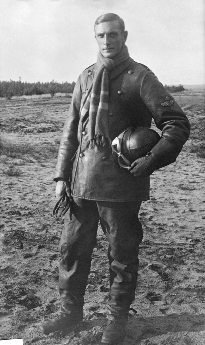 Militär flygförare Åke Fries står på ett flygfält, omkring 1920.