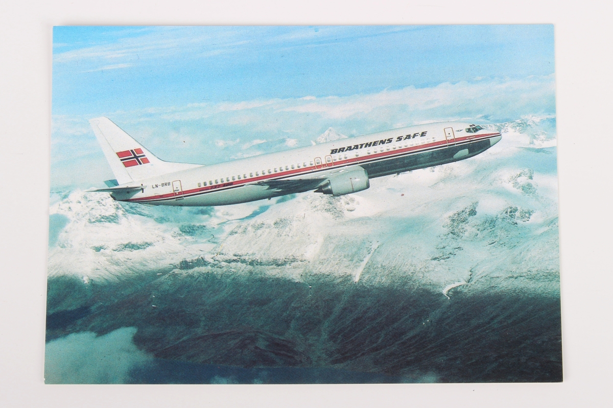 Postkort fra Braathens. Motivet viser et fly i luften, mot snødekte fjell og blå himmel.