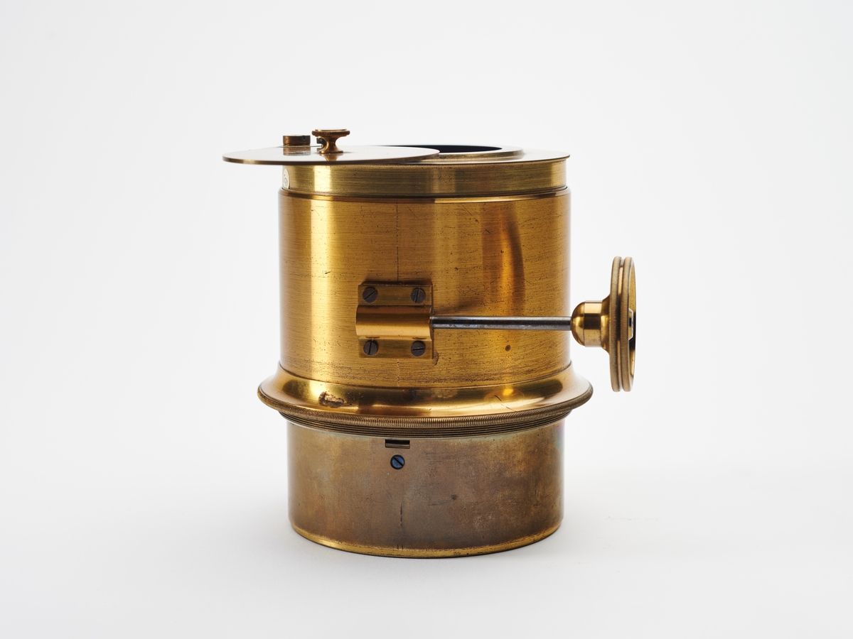 Objektiv produsert av Voigtländer & Sohn fra ukjent årstall. Firmaet produserte sine første objektiv allerede fra 1840.