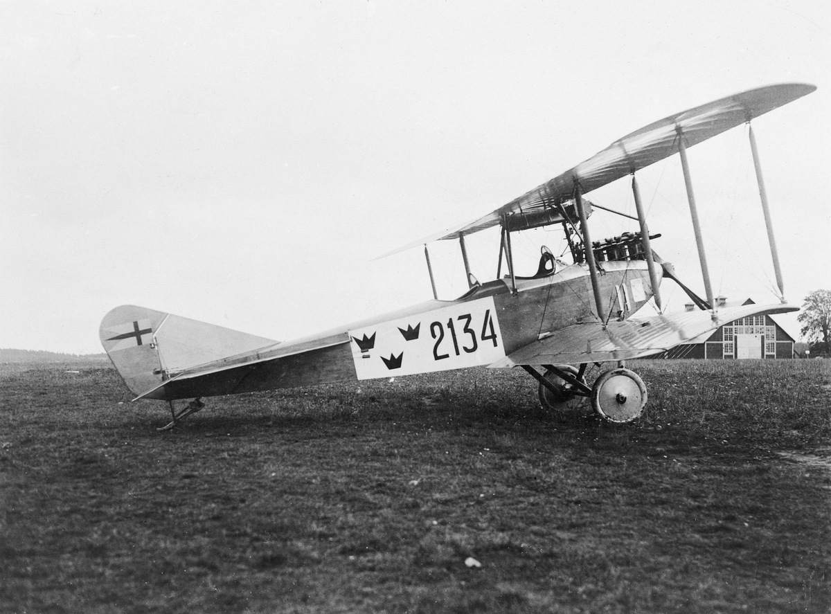 Flygplan FVM Albatros 120, nummer 2134 på flygfältet vid Flygkompaniet på Malmen, omkring 1923-1926. I bakgrunden syns en lägerhydda.