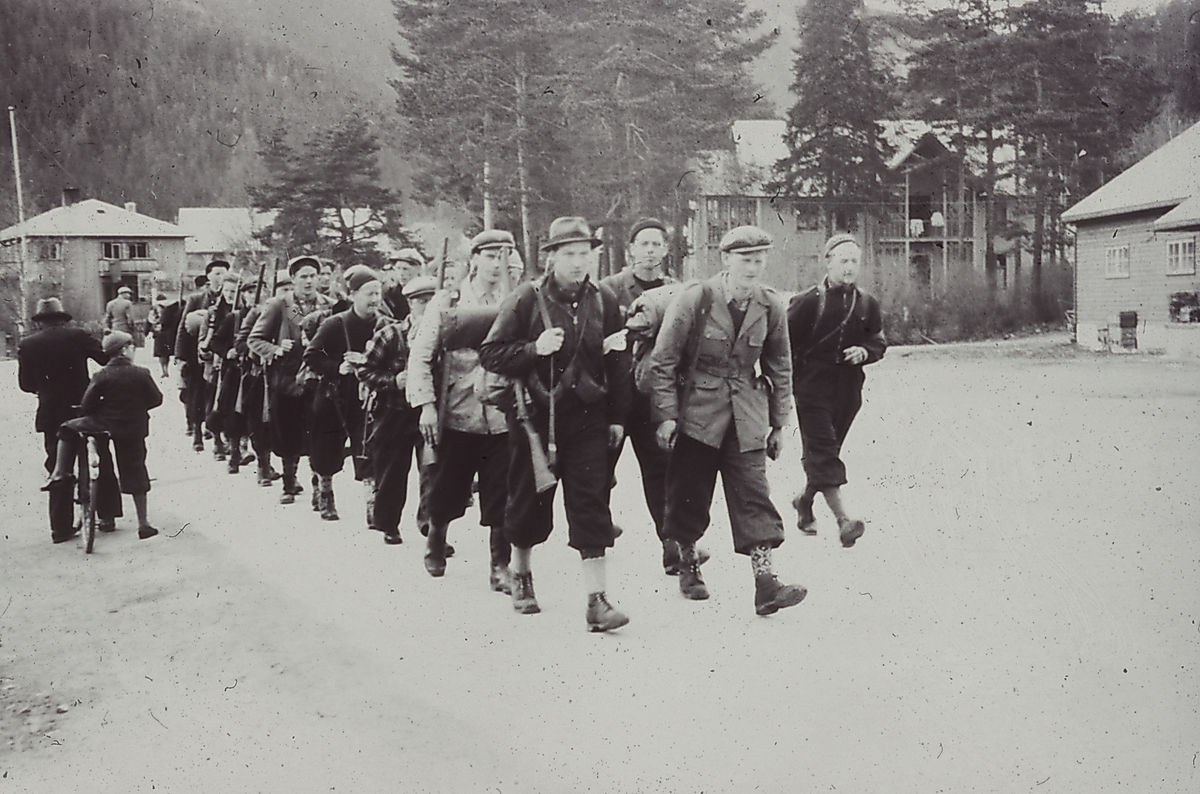 HS- avdeling kommer ut av skogen mai 1945.