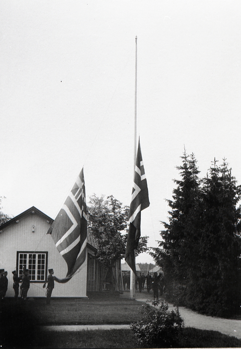 Det reine norske flagget går opp og unionsflagget blir fira i feltartillerileiren på Gardermoen den 10. juni kl.10, 1905