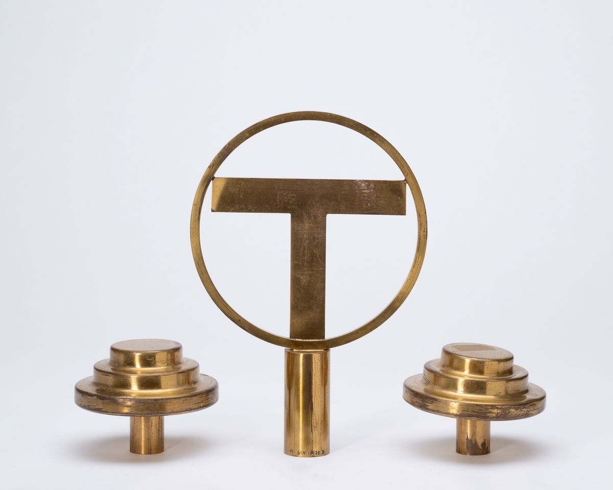 Forside: Logo: kjempe (den greske guden Titan) på "planet" (ant. jorden). 
Bakside: Fabrikk, sol, krans