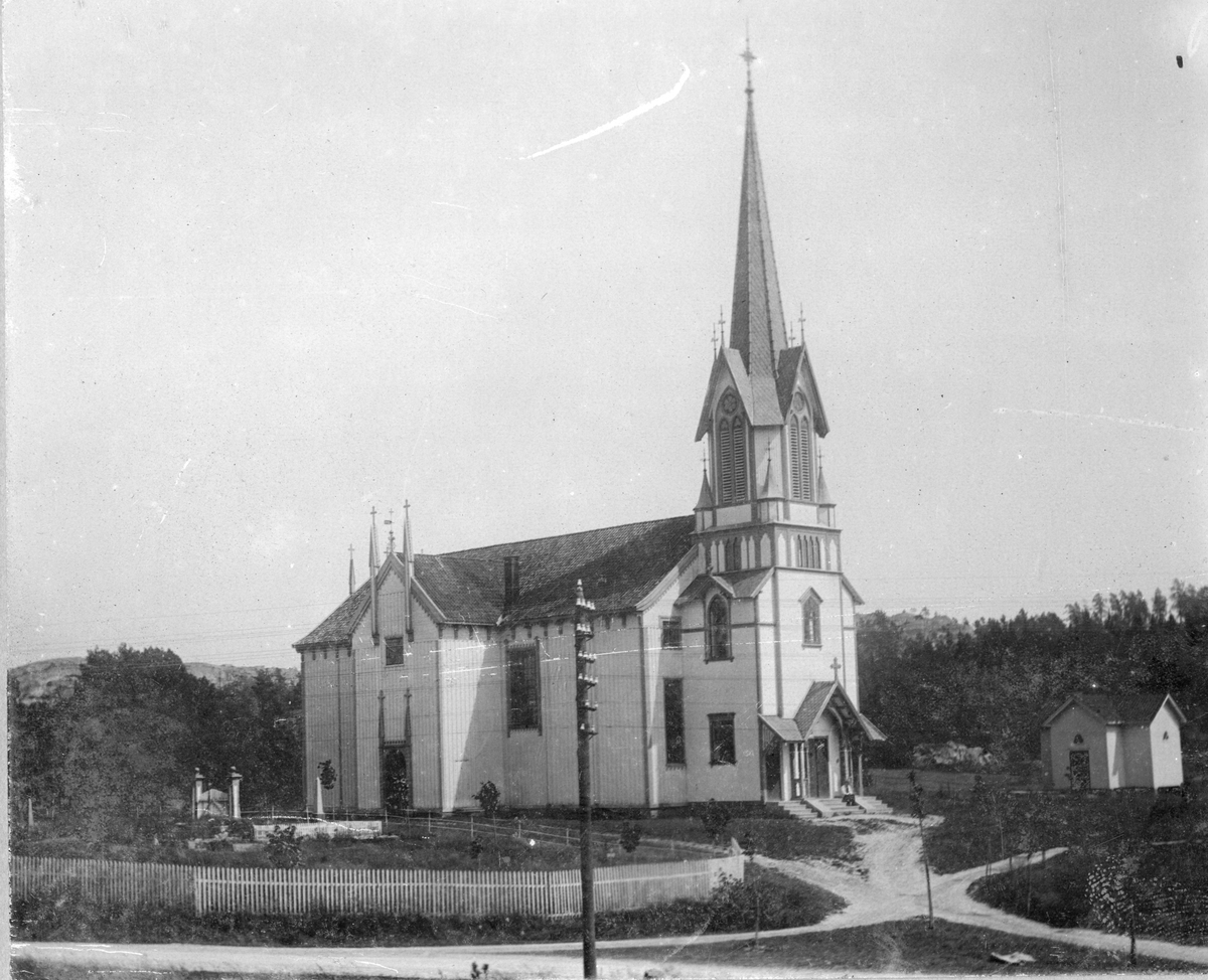 Bamble Kirke og portrett av sogneprestene Dehli og Gustav Jensen.