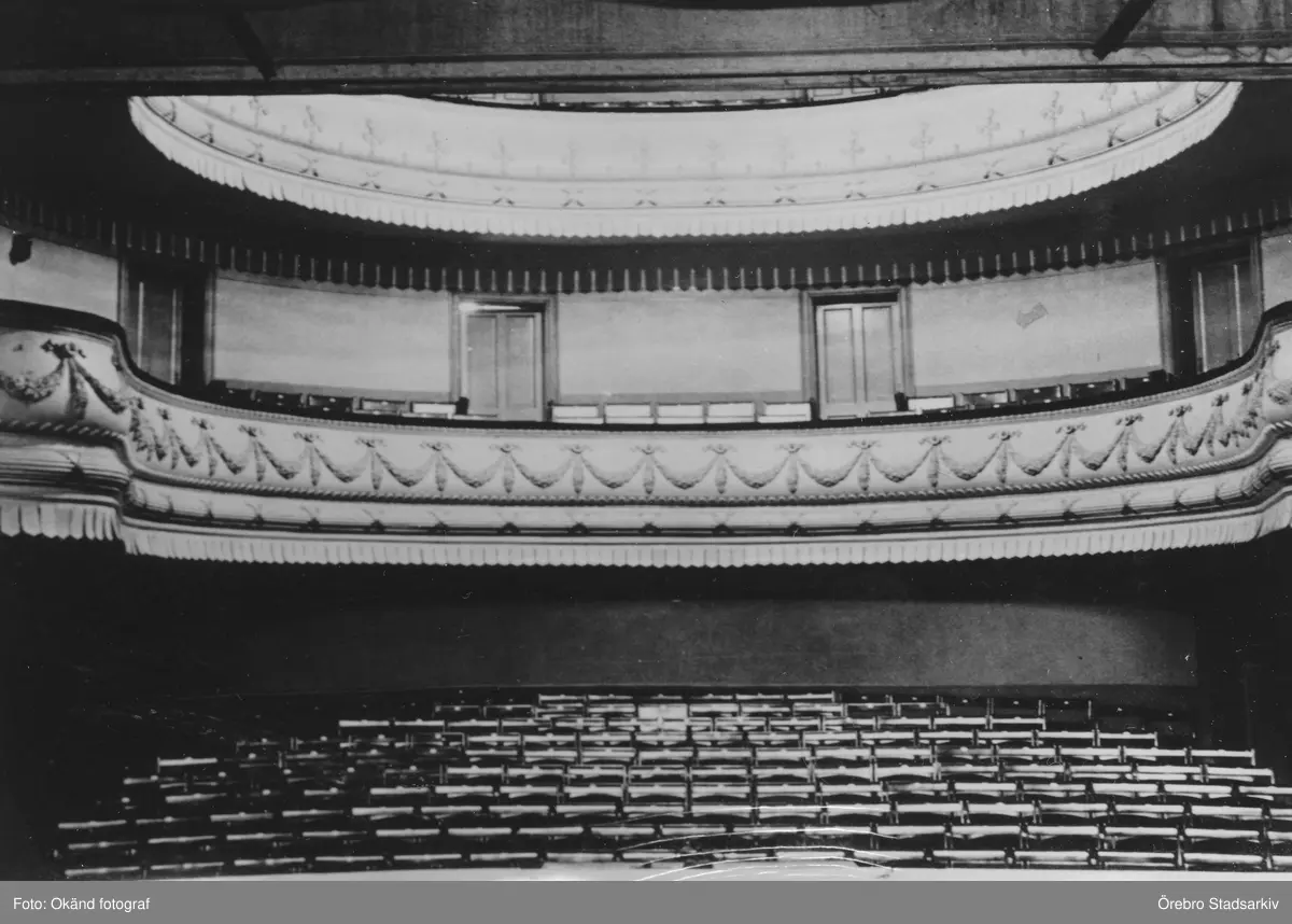 Bänkar och balkong på gamla teatern, 1930tal Örebro Stadsarkiv
