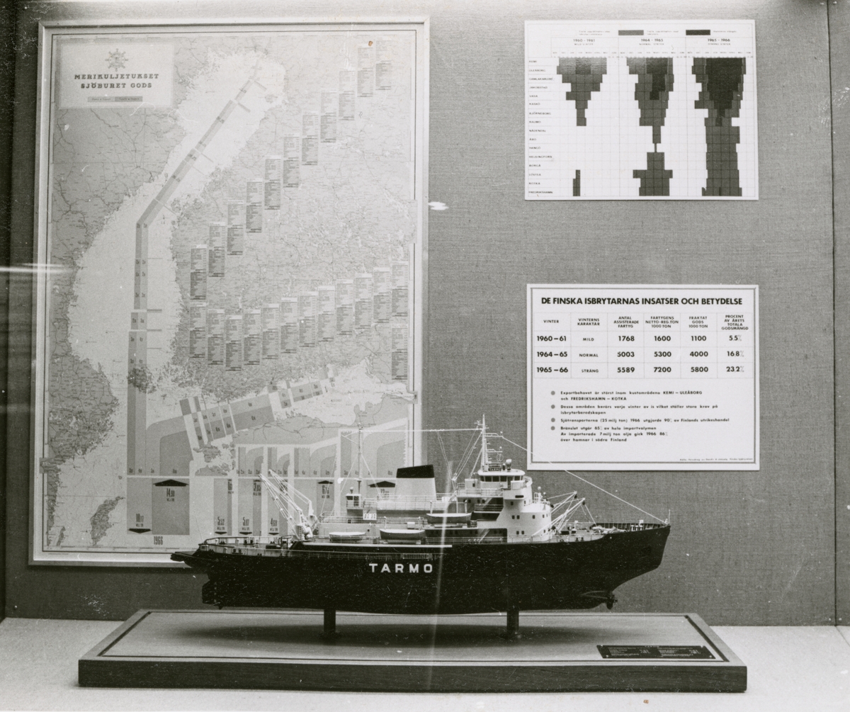 Utställningen "Isbrytare". Modell av finska isbrytaren TARMO (II) samt sjökarta och statestik.