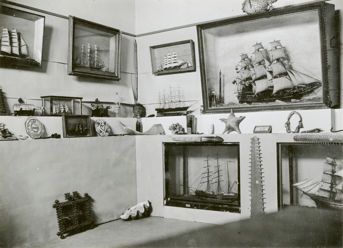 Samlingarna under uppordnade våren 1936. Utställningen i Sjöfartsavdelningen växer fram. HOPPETS