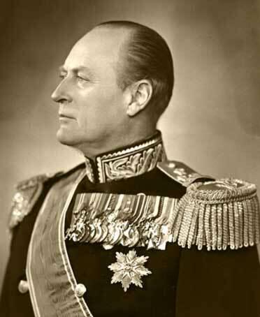 Portrettfoto av Kong Olav i profil, iført en militær uniform med masse medaljer og utmerkelser.