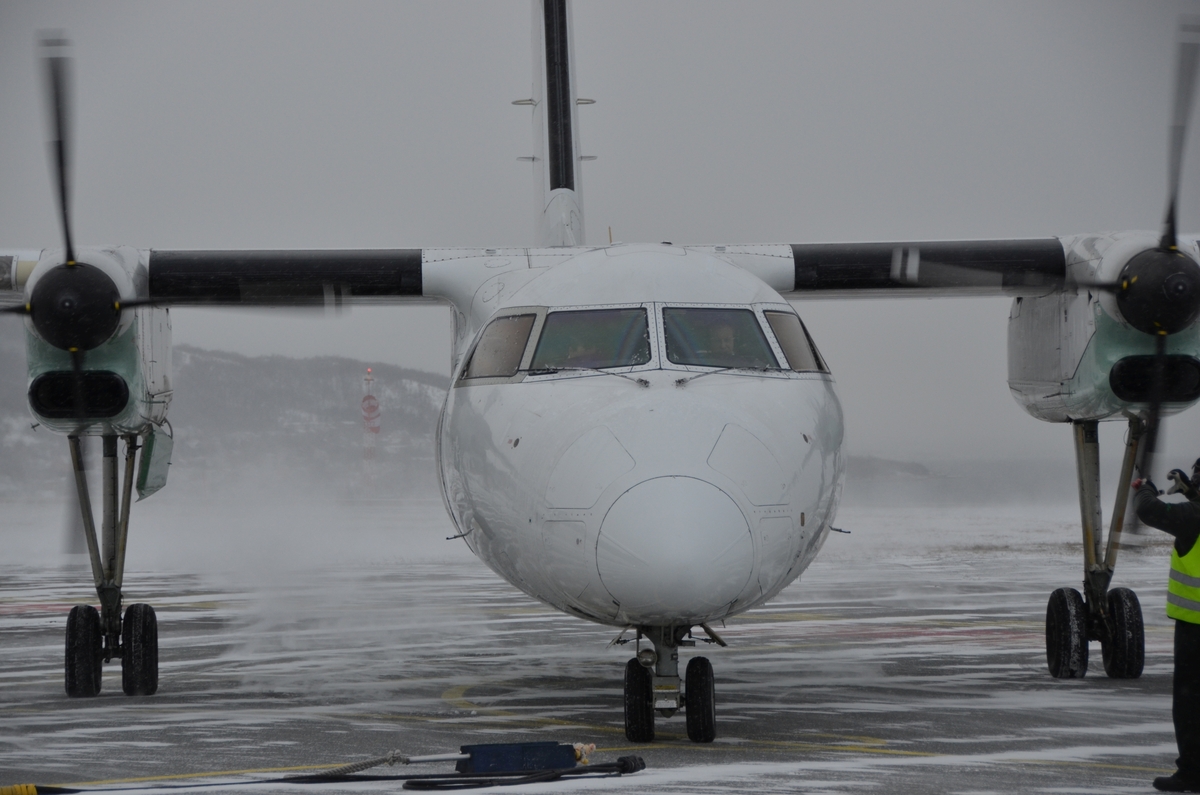 Bakkemannskap tar imot et av Widerøes Dash 8-103 på Narvik lufthavn.