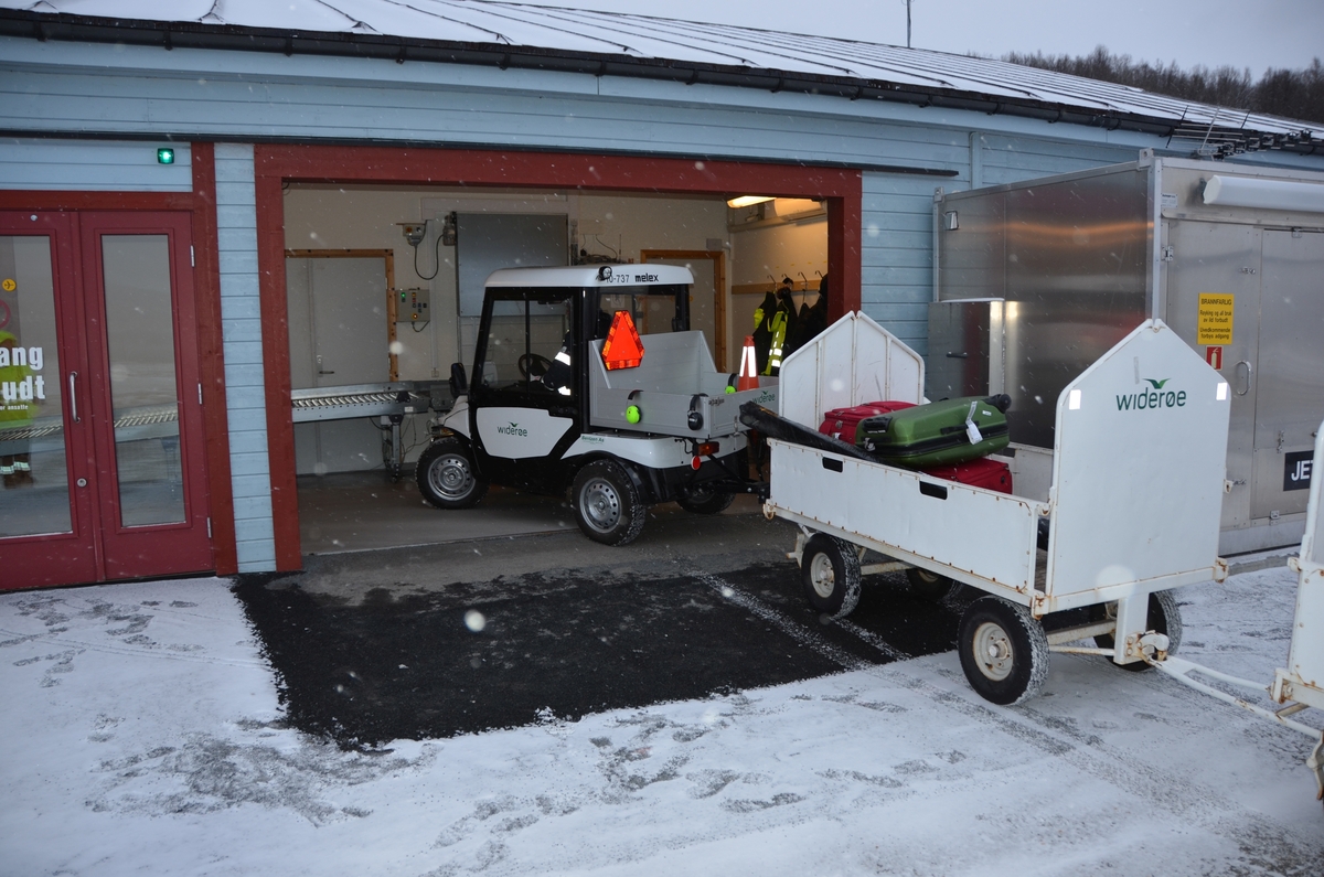 Bagasje blir kjørt inn i bagasjehallen på Narvik lufthavn.