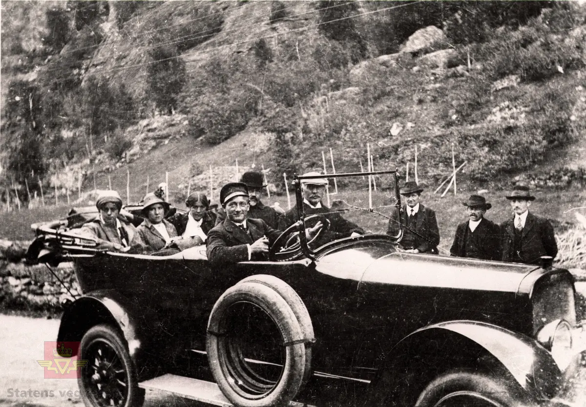 Første bilen til Indre Sogn Automobilselskap A/S år1916 var truleg ein Chandler med 6 (7) sitjeplassar.

Første sjåføren i Bilselskapet var Anton Andersen frå Bergen som og kom med bilen frå Bergen på "Dampen". Til høgre står Jon Galde og Arne Drægni (bror til Halvard)