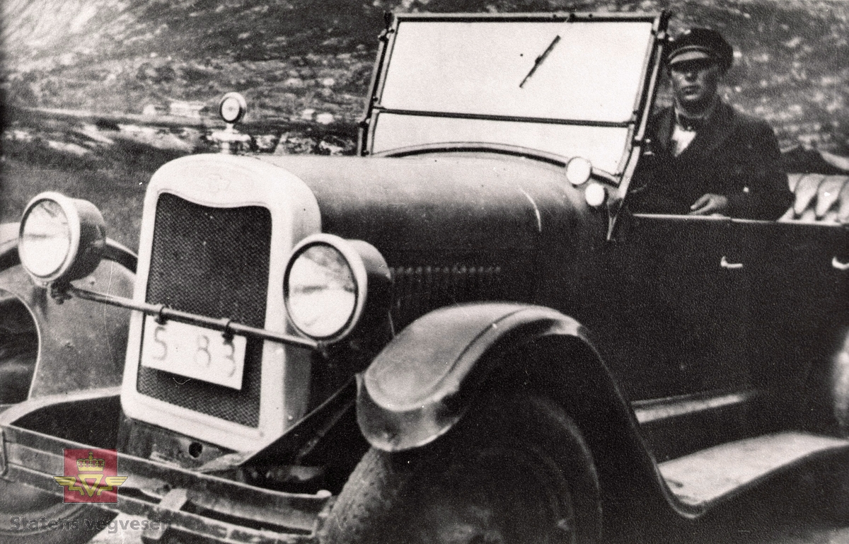 1926 modell  rutevogn av merke Chevrolet med kjenneteikn S-83 med sjåfør Bjarne Loftesnes ein gong i byrjinga av 1930-åra . Bilen var eigd av A/S Indre Sogn Billag, Sogndal.