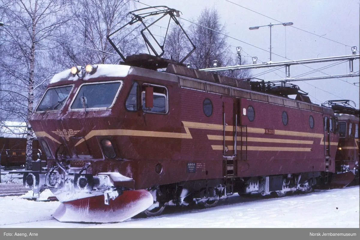 Elektrisk lokomotiv El 16 2205 som ekstra forspannlokomotiv i dagtoget fra Oslo S til Trondheim over Røros, tog 301, på Hamar stasjon