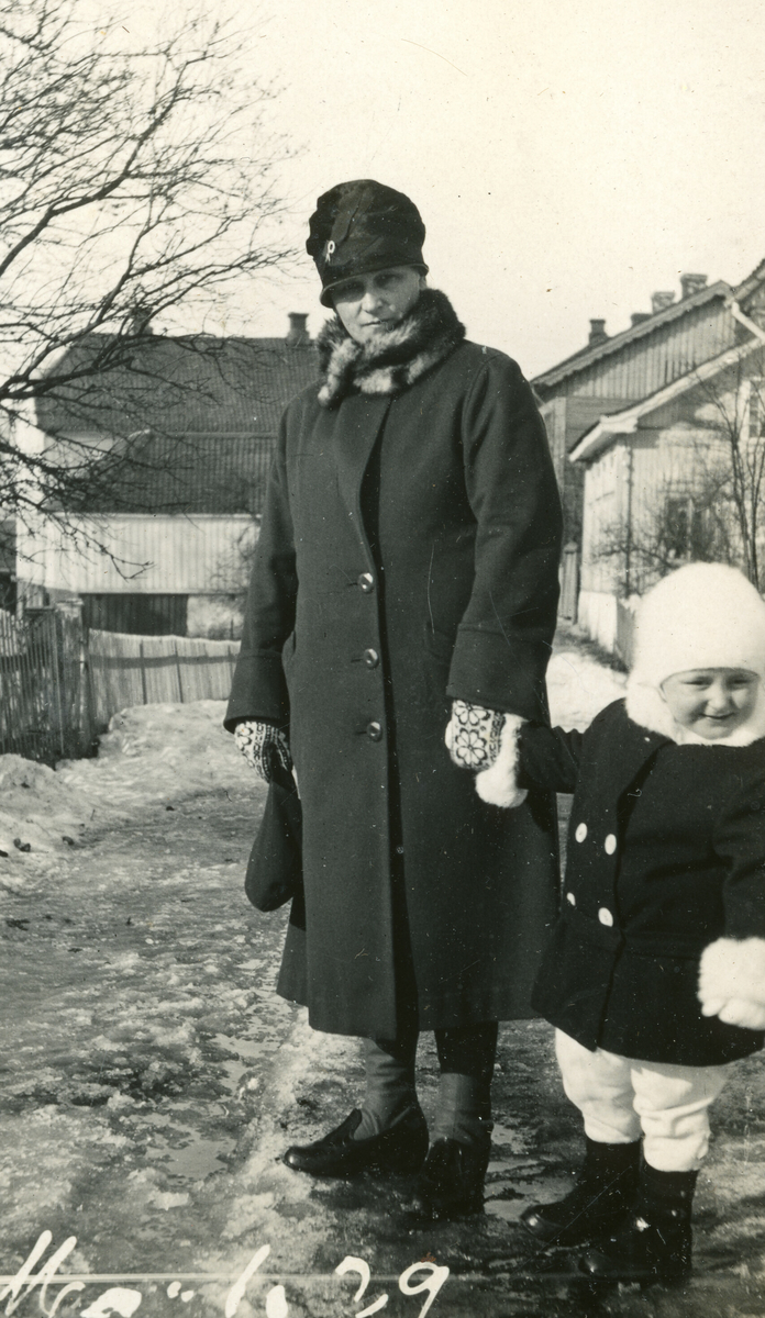 Astrid Margrethe Terjesen med dotter Tordis som lita jente.  Bilde tatt 1926-1928 ute i det fri 