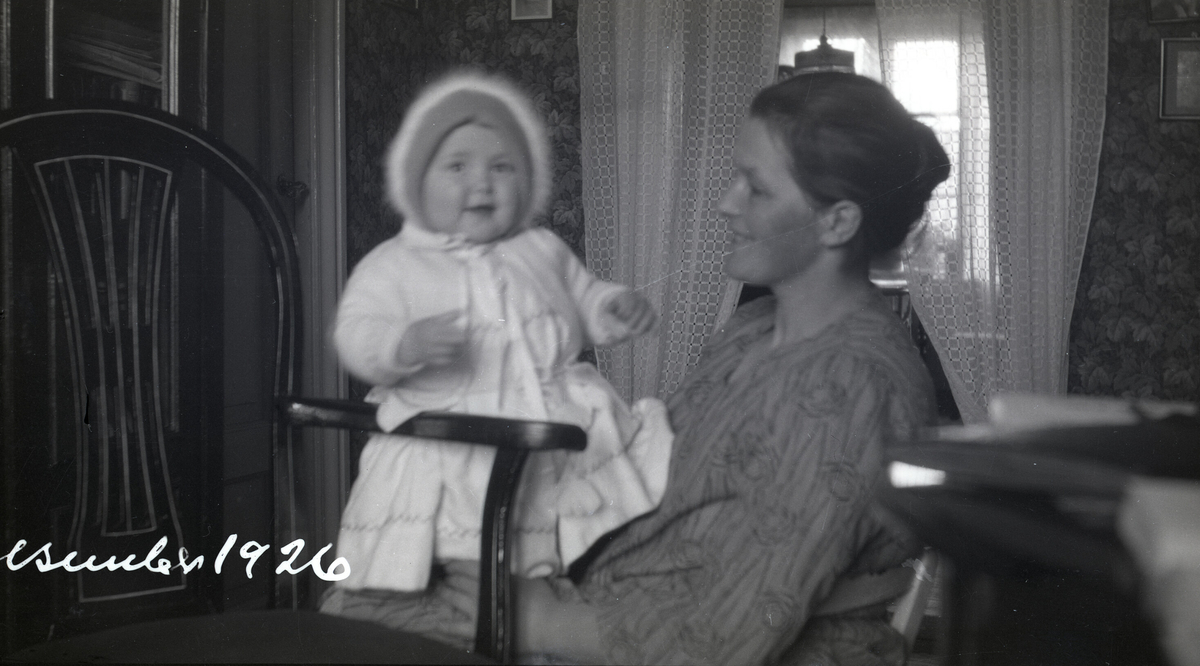 Ulike bilde av Astrid Margrethe Terjesen med dotter Tordis.  Alle bilda er frå Tordis var spebarn og lita jente.  