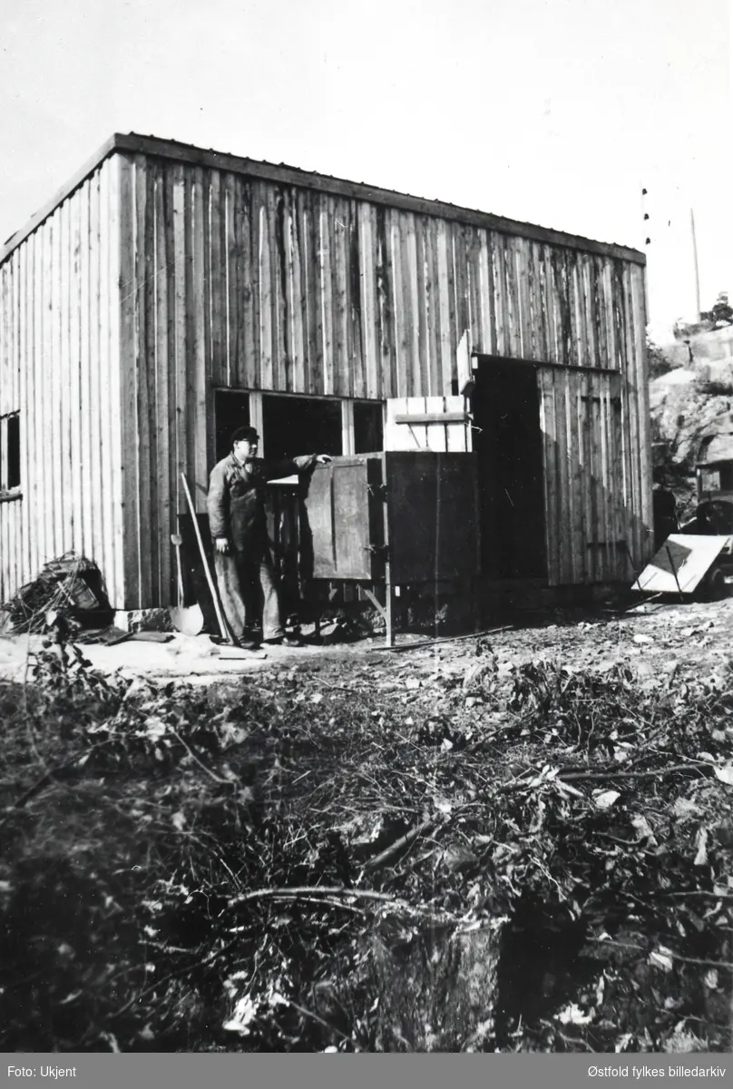 Kristensens mekaniske verksted, Greåker ca. 1941.
Bilde av brenneovn. Ukjent person.