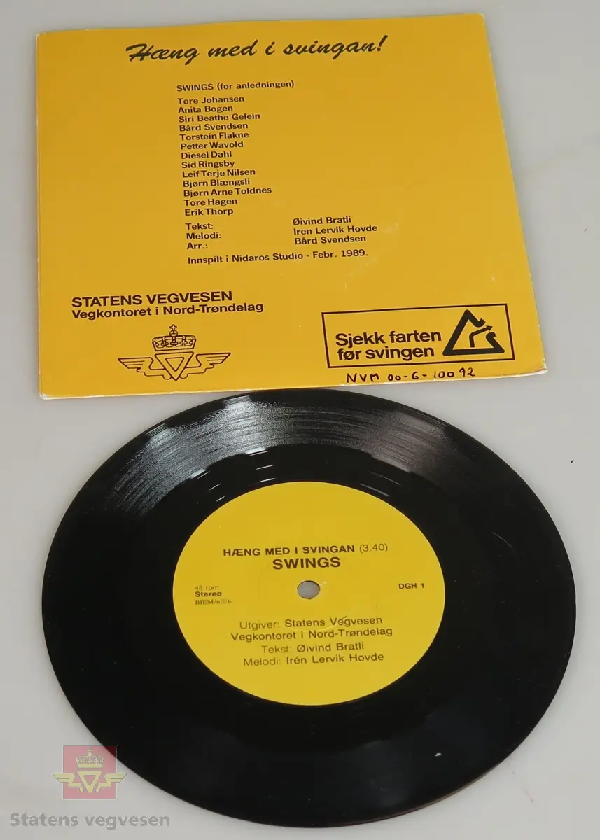 Sirkelformet vinylplate (grammofonplate) for bruk på platespiller. 1 mm tykk. Svart plate med gult senter. Svart påskrift. Begge sider er like. Beregnet for en avspillingshastighet på 45 rpm. Platen har spilletid på 3 minutter og 40 sekunder. Plata ligger i et gult pappomslag. Omslaget har svart påskrift.