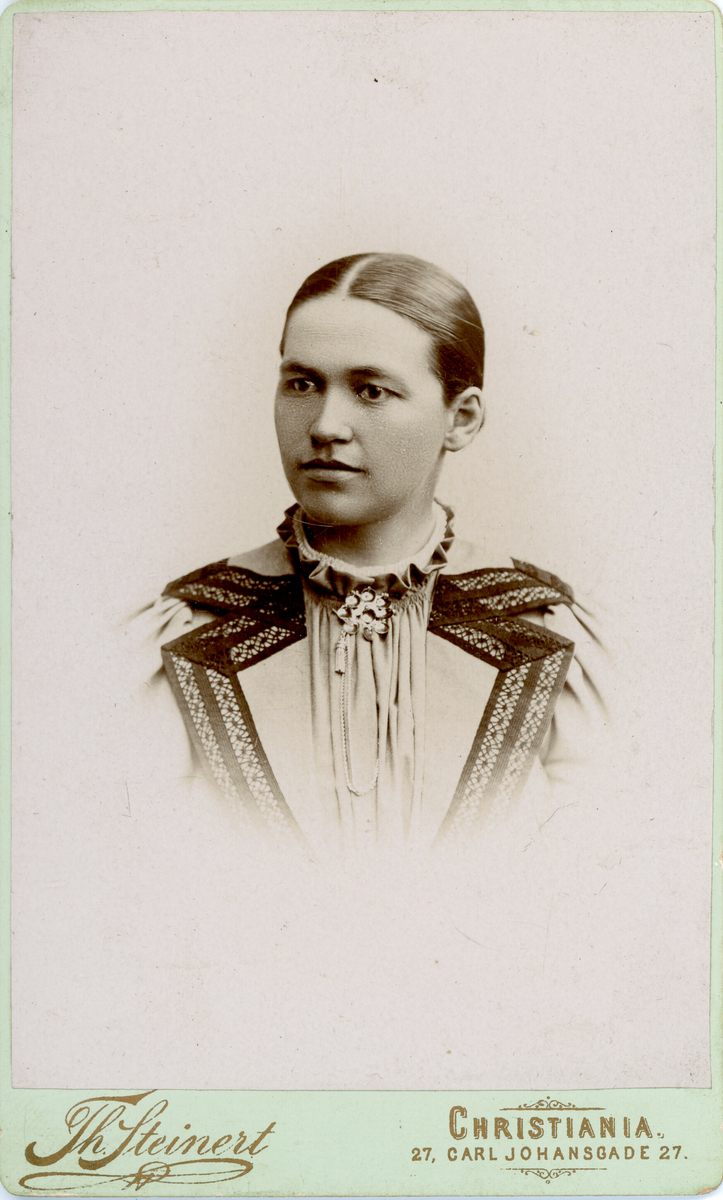 Portrett av ukjent ung kvinne i byklær.