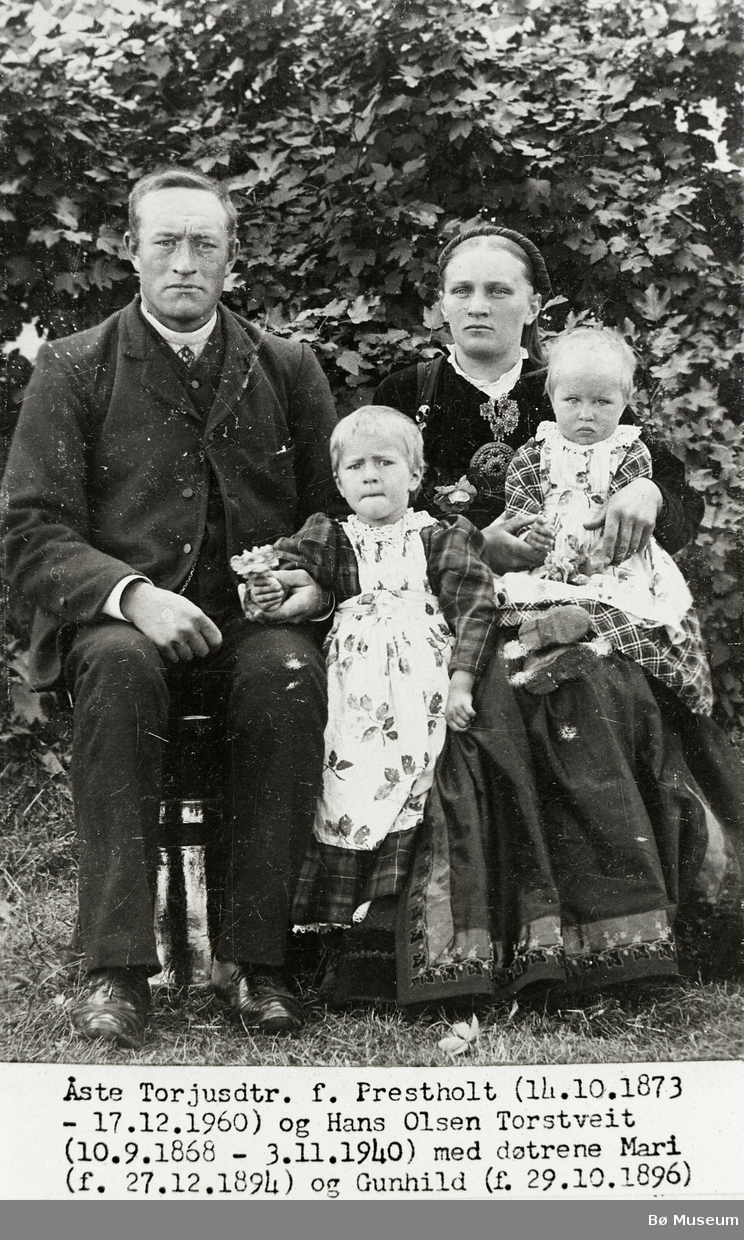 Familieportrett av Åste og Hans O. Torstveit med Mari og Gulla