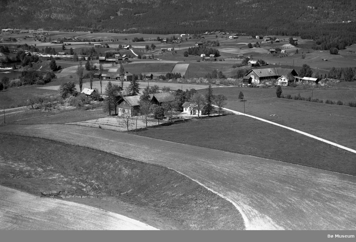 Flyfoto av Fossheim i Bø.