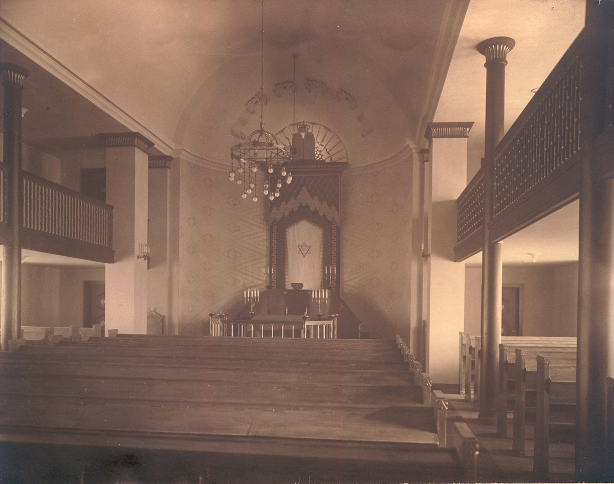 Toraskapet i synagogen i Arkitekt Christies gate 1b med bimah og ner-tamid i forkant ved gjenåpningen i 1947.