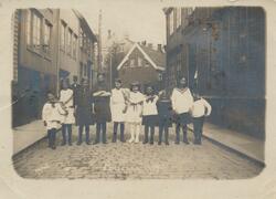 Gruppebilde av ti barn i en gate. Leif Hirsch helt til høyre