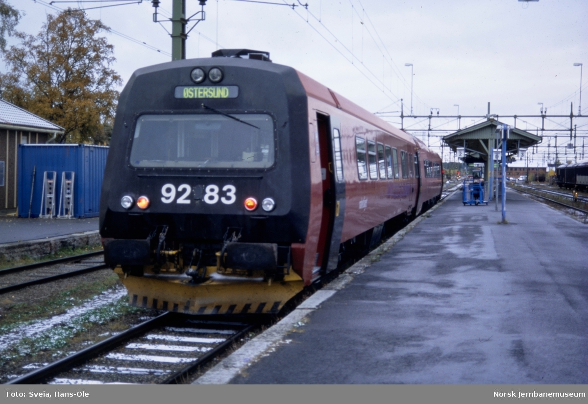 "Nabotåget" fra Trondheim, tog 83, på Östersund C. stasjon. I toget styrevogn BS 92 83 og dieselmotorvogn BM 92 13