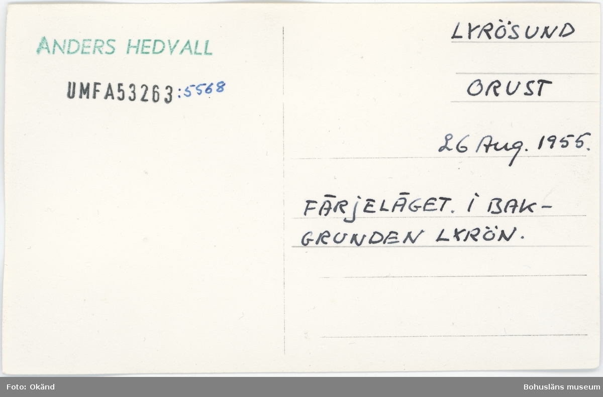 Noterat på kortet: "Lyrön Orust."
"Färjeläget. I bakgrunden Lyrön."
"26 Aug. 1955."