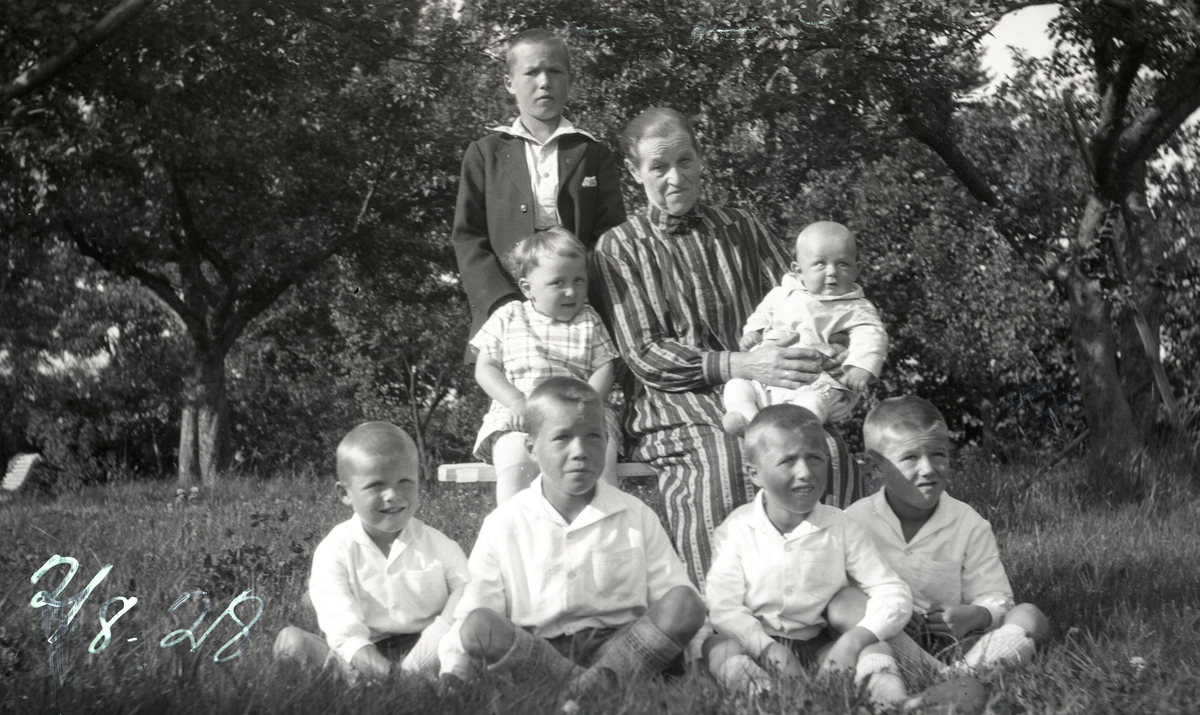 Anne Jørgine Isaksen samen med barn i 1938.  På fanget sit Tordis Terjesen.