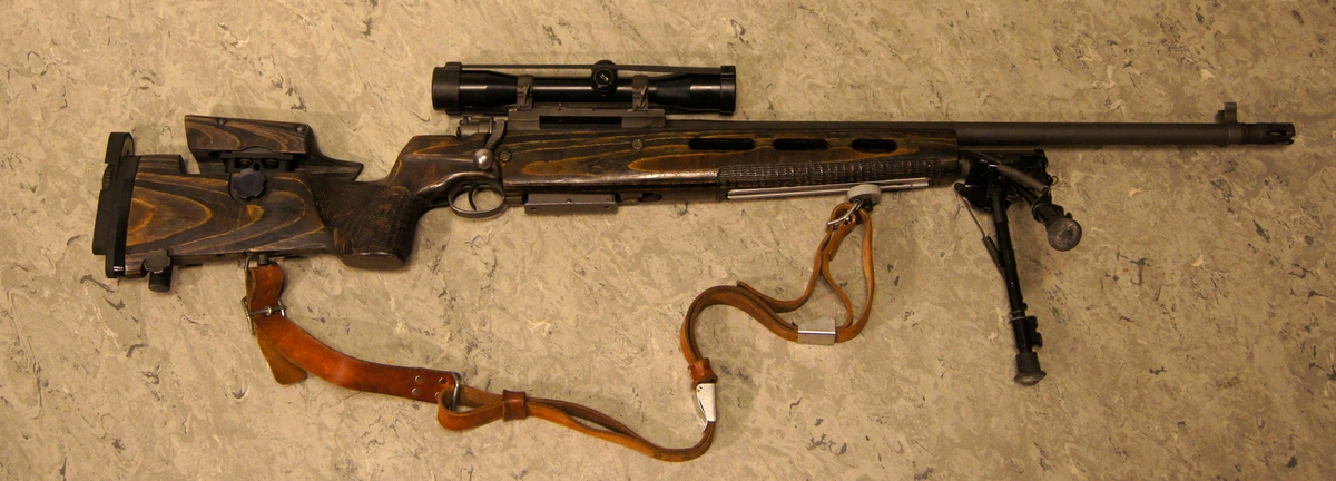 Rifle VS94P med treskjefte, kikkertsikte, dipod og skulderstropp i lær. Magasin for 5 patroner, kaliber 7,62 X 51 mm. - Heym matchpipe - To fot