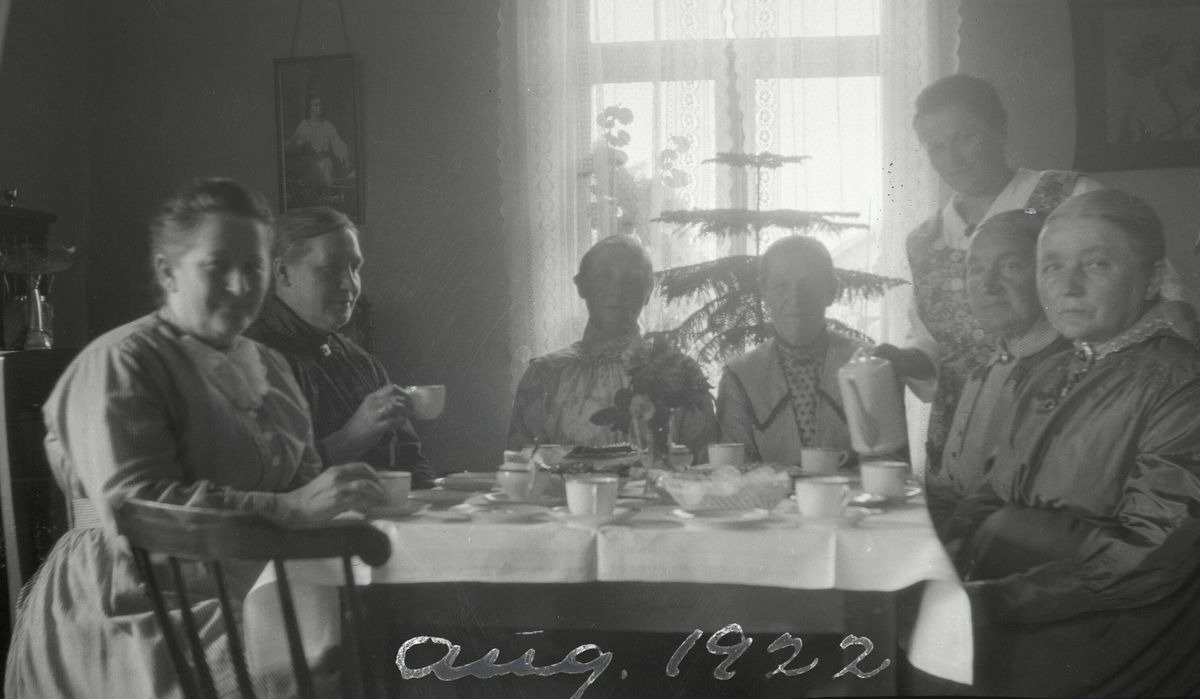 Samling rundt eit kaffebord i august 1922.