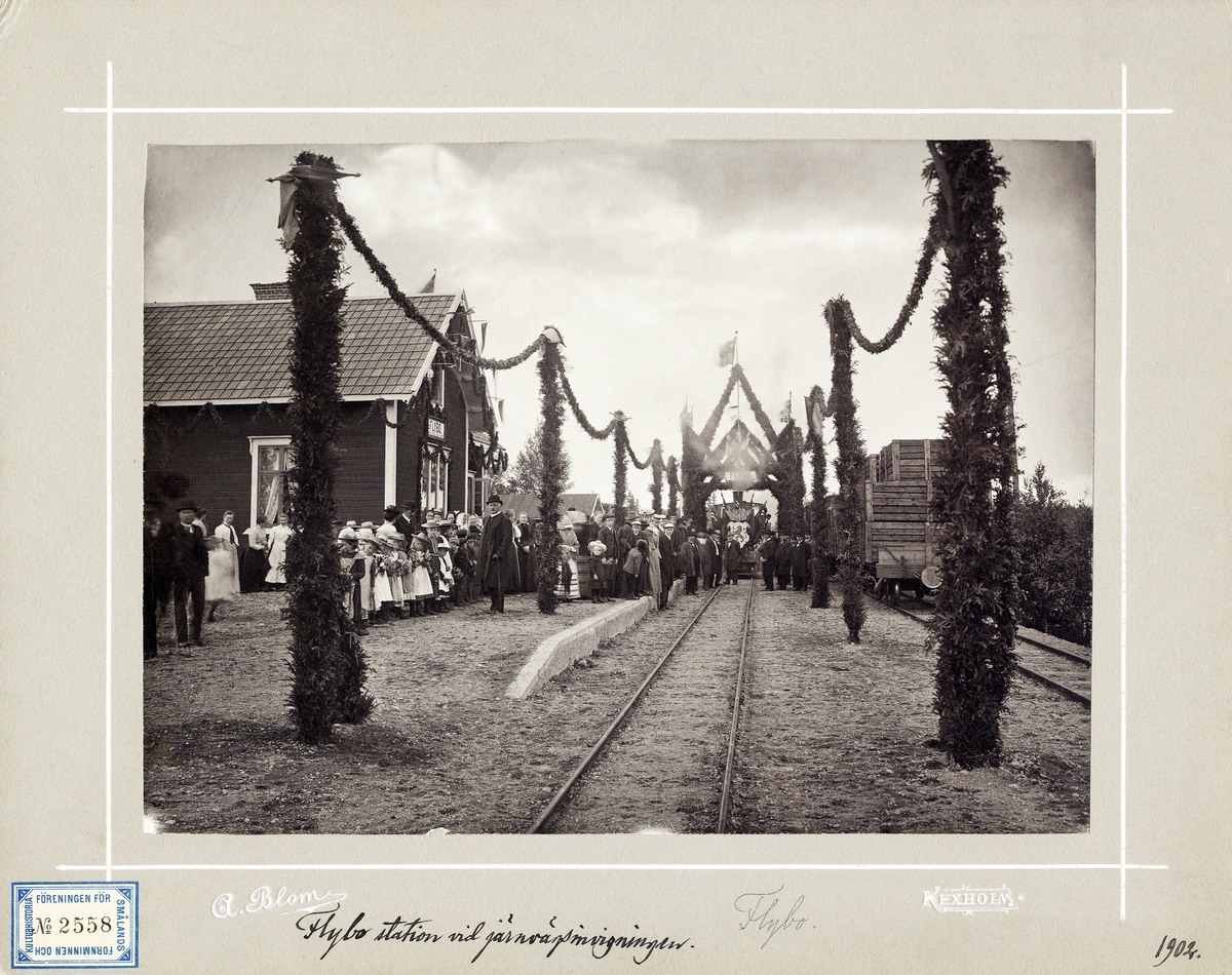 Flybo station vid järnvägsinvigningen 1902. Mycket folk har samlats för invigningen, bl a några skolklasser.
