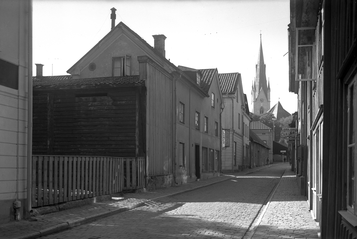Ågatan i Linköping något av 1930-talets senare år. Bortsett från stiftets dom i fonden har alla synliga hus sedan dess skattats åt förgängelse.